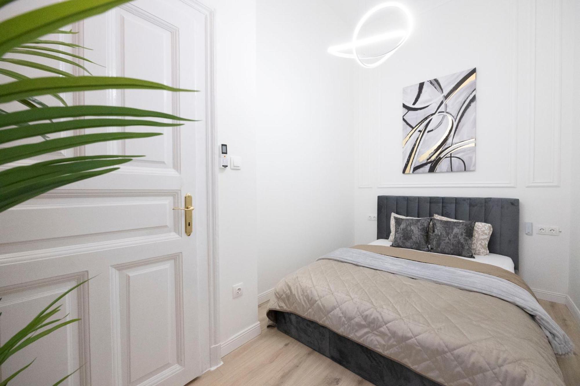 Exclusive & Prestigious Central Residence W/ Balcony Budapest Luaran gambar